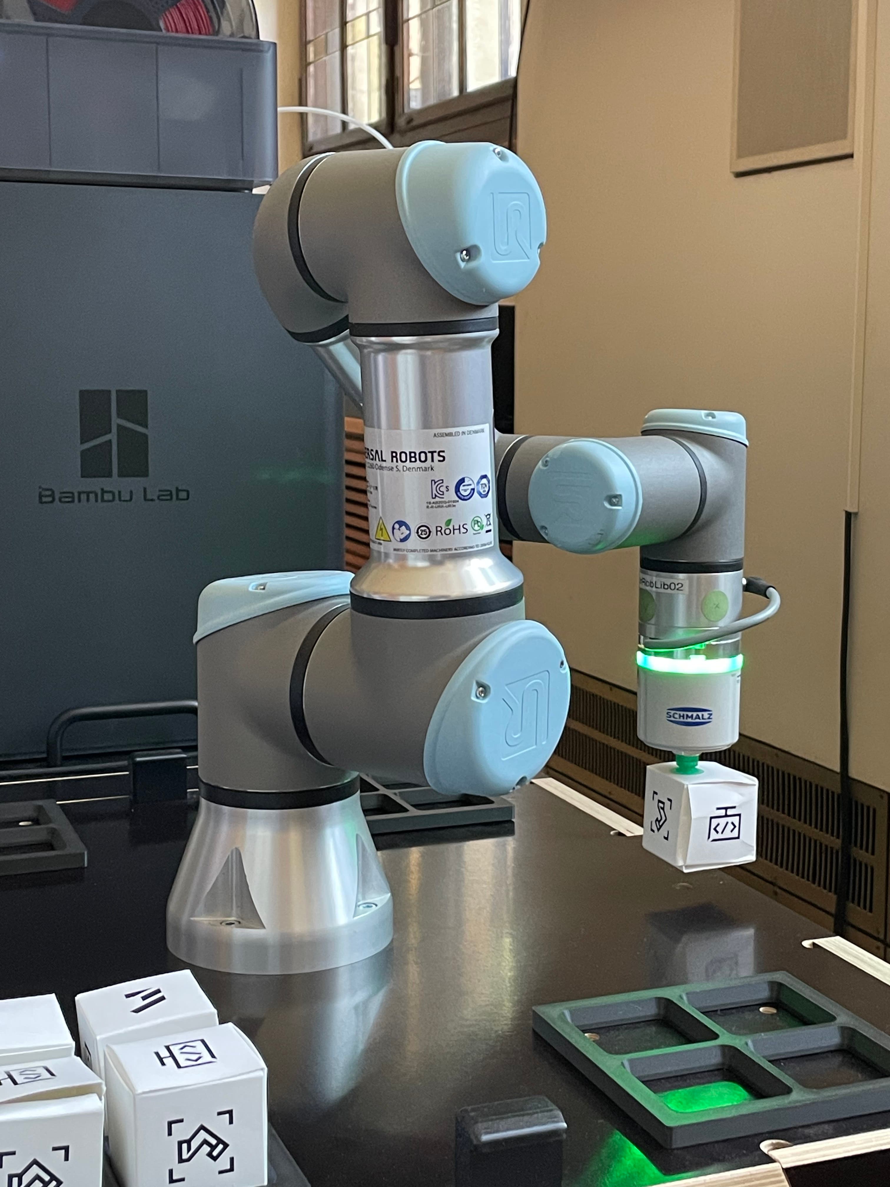 Der Cobot zeigt wie Informationen über den M-X Datenraum abgerufen und ausgewertet werden